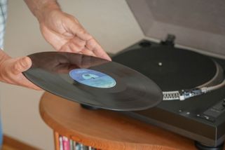 Neuvěříte, za kolik se prodala nejvzácnější vinylová deska na světě! Od jaké kapely? A kolik stojí gramofony?